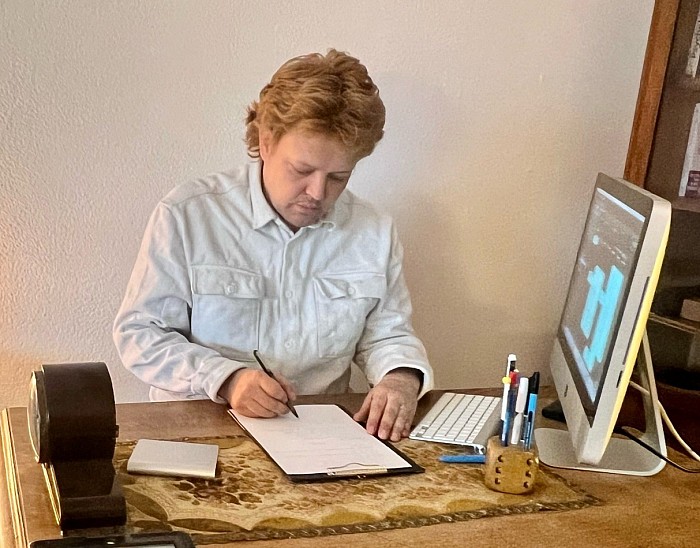 William RICHARD écrivant à son bureau